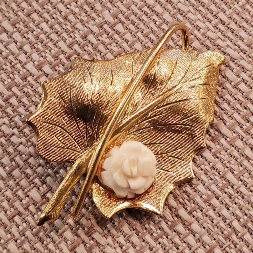 Vintage goldtone leaf brooch with carved rose